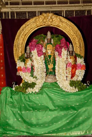 Téléchargez les photos : Divinité Urchava décorée du seigneur Subrahmanya avec conjoints Valli et Deivanai Devasena à l'intérieur du temple ; Tirutani ; Tamil Nadu ; Inde - en image libre de droit