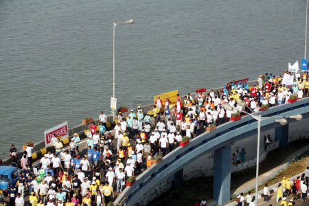 Téléchargez les photos : Les participants courent sur Charni road survol au Queens Necklace à Nariman Point ; Mumbai marathon événement organisé à Bombay maintenant Mumbai ; Maharashtra ; Inde - en image libre de droit
