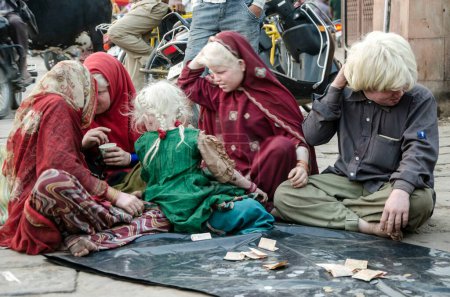 Téléchargez les photos : Famille Albino Beggar sur le bord de la route Jodhpur Rajasthan Inde Asie - en image libre de droit