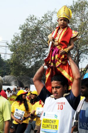 Téléchargez les photos : Enfant indien en robe fantaisie au marathon de Mumbai, Maharashtra, Inde, Asie - en image libre de droit