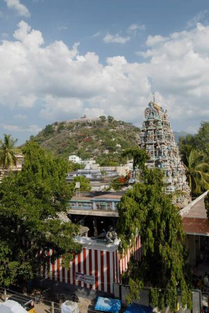 Téléchargez les photos : Temple Thiru Avinankudi ; colline du temple Palani est arrière-plan ; Tamil Nadu ; Inde - en image libre de droit