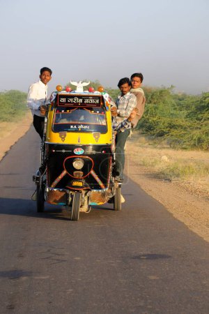 Téléchargez les photos : Personnes prenant des risques à cheval sur autorickshaw, Pushkar, Rajasthan, Inde - en image libre de droit