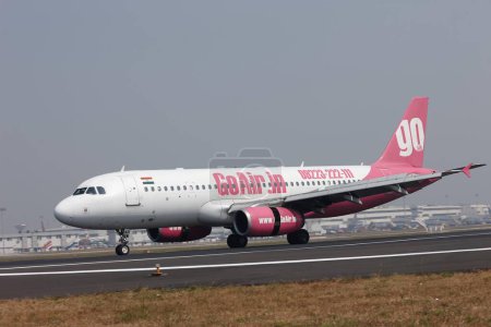 Téléchargez les photos : Atterrissage de l'avion Go Air à l'aéroport de Mumbai - en image libre de droit