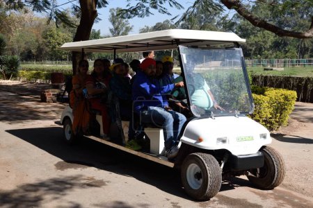 Foto de Turistas en vehículo eléctrico ecológico, zoológico de Mahendra Choudhary, Chandigarh, haryana, India, Asia - Imagen libre de derechos