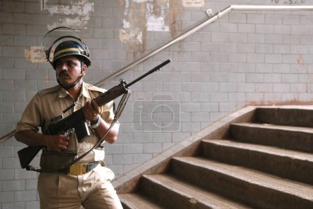 Foto de Policía con seguridad de armas de fuego tras ataque terrorista de muyahidines decanos en Mumbai, Maharashtra, India 26, noviembre de 2008 - Imagen libre de derechos