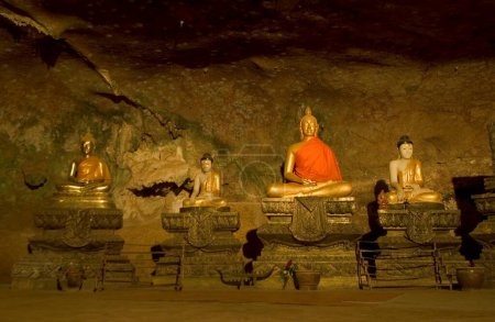 Téléchargez les photos : Prêtre de Bouddha, dévots, temple Suwan Khuha, Banagara, Thaïlande - en image libre de droit