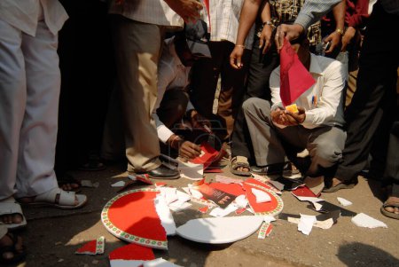 Foto de Manifestante quemando tarjetas de felicitación del día de San Valentín en Mulund, Bombay, Mumbai, Maharashtra, India - Imagen libre de derechos
