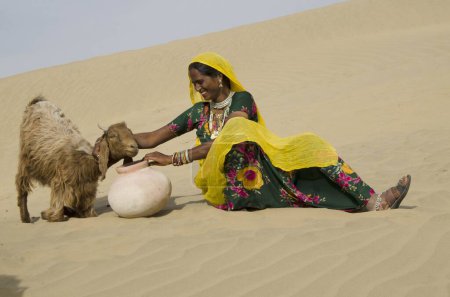 Foto de Mujer con cabra Thar desierto Jaisalmer Rajasthan India Asia - Imagen libre de derechos