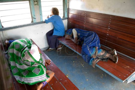 Foto de Viajeros en tren de pasajeros; Manikpur; Uttar pradesh; India - Imagen libre de derechos
