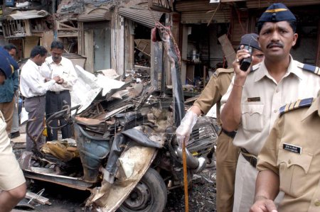 Téléchargez les photos : Des policiers inspectant le site de l'explosion d'une bombe roulent également à Zaveri Bazaar dans la zone occupée de Kalbadevi ; Bombay Mumbai, Maharashtra, Inde Le 26 août 2003 - en image libre de droit