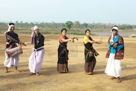 Téléchargez les photos : Célébration du Nouvel An du festival Bihu, Assam, Inde - en image libre de droit