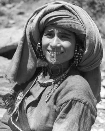 Téléchargez les photos : Femme indienne en costume traditionnel tête couverte ; Gharwal ; Uttaranchal ; Inde Années 1940 - en image libre de droit