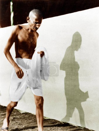 Téléchargez les photos : Mahatma Gandhi marche à la réunion du Comité de travail, Inde, Asie, octobre 1928 - en image libre de droit