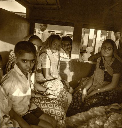 Foto de Foto vintage de la familia india en el compartimiento del tren, Idar, Gujarat, India, Asia 1966 - Imagen libre de derechos