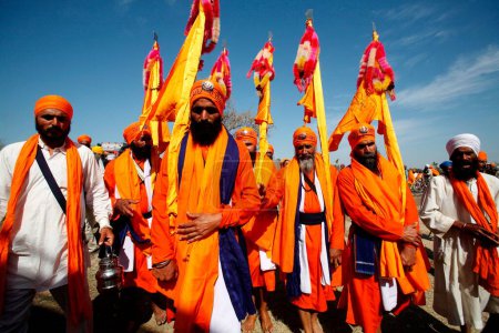 Téléchargez les photos : Sikh gourou Panj Pyaare cinq bien-aimés cortège leader et portant saint nishansahib dans Anandpur sahib dans le district de Rupnagar, Punjab, Inde - en image libre de droit