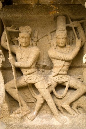 Estatua de Arjuna y Shiva Pasupatham; templo de Kailasanatha en areniscas construido por el rey de Pallava Narasimhavarman & hijo Mahendra ocho siglos en Kanchipuram; Tamil Nadu; India