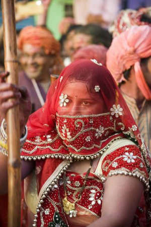Téléchargez les photos : Femme tenant bâton, lathmar, holi festival, mathura, uttar pradesh, Inde, asie - en image libre de droit