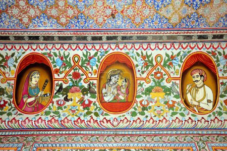 Téléchargez les photos : Peintures de la personne royale et divinité au plafond de haveli, Fatehpur, Shekhawati, Rajasthan, Inde - en image libre de droit