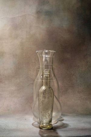Art classique verre travaille bouteille avec fond abstrait