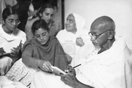 Foto de Mahatma Gandhi escribiendo un mensaje de oración, 18 de enero 1948 - Imagen libre de derechos