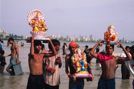 Téléchargez les photos : Ganesh ganpati Festival ; Immersion de l'idole énorme d'éléphant dirigé Dieu ; Mumbai Bombay ; Maharashtra ; Inde - en image libre de droit