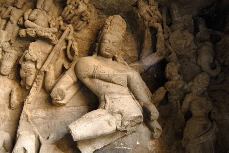 Foto de UNESCO-Patrimonio de la Humanidad; Natraj Shiva-Bailarina Cósmica; Señor Shiva realizando Tandava en presencia de Bramha y Yakshas; Cuevas Elefanta; Gharapuri ahora conocido como Isla Elefanta; Distrito Raigad; Maharashtra; India - Imagen libre de derechos