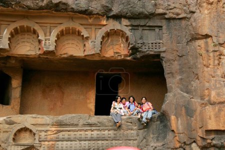 Foto de Turistas indios disfrutando en el patrimonio de cuevas de Bhaja construidas en el reinado del rey Ashoka, Lonavla, Maharashtra, India - Imagen libre de derechos