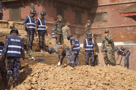 Téléchargez les photos : Personnel de l'armée et de la police déblayer les débris, temple krishna, nepal, asie - en image libre de droit
