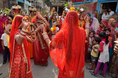 Téléchargez les photos : Femmes dansant sur la route Jodhpur Rajasthan Inde Asie - en image libre de droit