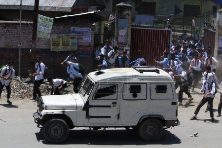 Foto de Estudiantes de Cachemira protestan con piedras contra jeep policial, Sopore, Cachemira, India, Asia - Imagen libre de derechos