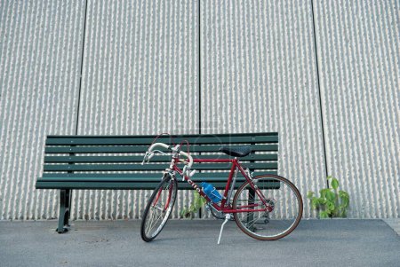 Téléchargez les photos : Bicyclette sur banc ; Zurich ; Suisse - en image libre de droit