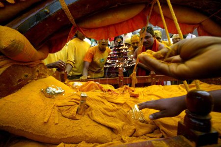 Téléchargez les photos : L'idole du seigneur Khandoba est complètement immergée dans la poudre de curcuma par les dévots lors des célébrations de Dasshera au temple Jejuri, pune, Maharashtra, Inde - en image libre de droit