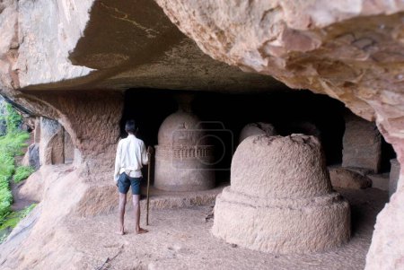Foto de Stupa en cuevas de Tanhale, Maharashtra, India - Imagen libre de derechos