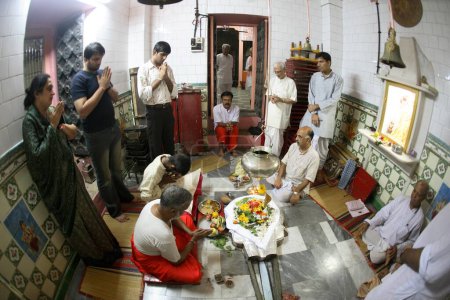 Téléchargez les photos : Les gens qui font le culte de Laghu Rudra dans le mois de Shravan Jageshwer Temple Shiva Banganga1858 à Bombay Mumbai, Maharashtra, Inde - en image libre de droit