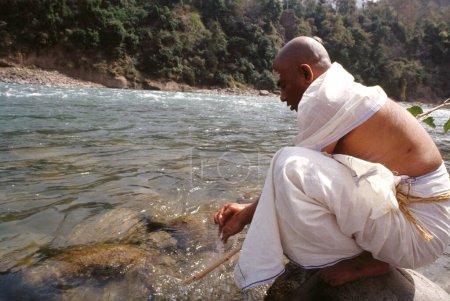 Foto de Hindú sanyasi sentado en el río, la India - Imagen libre de derechos