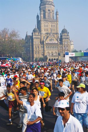 Foto de Los corredores participantes en la Maratón de Mumbai 2004 parten del edificio Bombay Municipal Corporation, Bombay Mumbai, Maharashtra, India - Imagen libre de derechos
