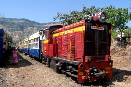 Foto de El tren de juguete que funciona en el 77 años de edad que conecta Neral con Matheran; Maharashtra; India - Imagen libre de derechos