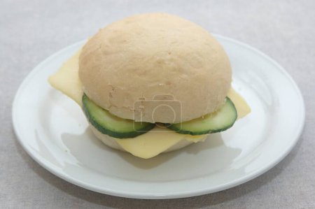 Foto de Comida, Rollo de pan con queso y pepino servido en el plato - Imagen libre de derechos