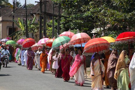 Foto de Cristiano sirio en procesión personas con banderas decorativas coloridas y sombrillas Marthoman Cheriyapally, Iglesia de Santo Tomás en Kohamangalam, ernakulam, Kerala, India - Imagen libre de derechos