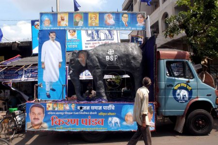 Téléchargez les photos : Une réplique d'Elephant, symbole électoral du Bahujan Samajwadi Party (BSP) est en cours de création par le candidat local à Nagpur, Maharashtra, Inde - en image libre de droit