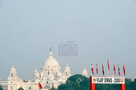 Foto de Celebración de Vijay Divas Militares en Calcuta RCTC tierra contra Victoria Memorial en el fondo; Calcuta; Bengala Occidental; India - Imagen libre de derechos