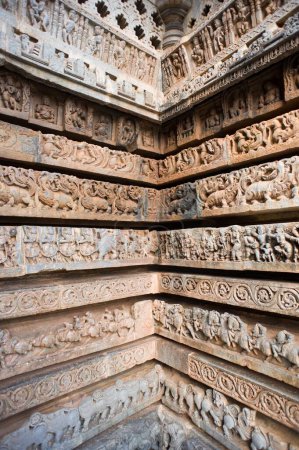 Téléchargez les photos : Statues en rangée sur le temple hoysaleswara ; Halebid Halebidu ; Hassan ; Karnataka ; Inde - en image libre de droit