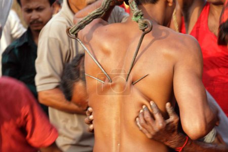 Téléchargez les photos : Crochets de dévots percés sur le dos, charak pooja, bengale occidentale, Inde, asie - en image libre de droit