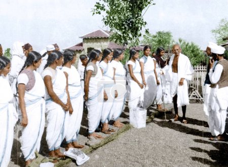 Foto de Mahatma Gandhi con estudiantes de Jamnalal Bajaj Mahila Ashram, Wardha, Maharashtra, India, Asia, 1941 - Imagen libre de derechos