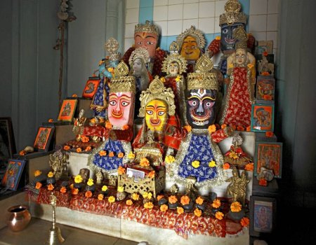 Téléchargez les photos : Les divinités idoles du Seigneur Jagdish au temple Jagdish sur une colline construite au cours de la période rani durgavati 11ème siècle Katangi Jabalpur - en image libre de droit