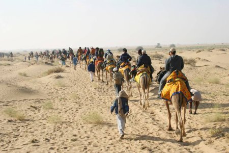 Foto de Paseo en camello en las dunas de arena del desierto de Sam Thar, Jaisalmer, Rajastán, India - Imagen libre de derechos