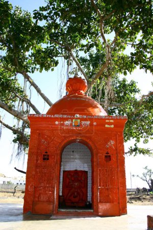 Téléchargez les photos : Temple hindou, couleur orange Sindur, Dieu Hanuman, près de Malegaon, Maharashtra, Inde - en image libre de droit