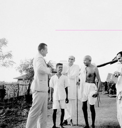 Foto de Mahatma Gandhi, Mahadev Desai, Dhirendra Chatterjee hermano de Abha Gandhi y un visitante de EE.UU. en Sevagram Ashram, 1940 - Imagen libre de derechos