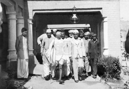 Téléchargez les photos : Mahatma Gandhi et d'autres marchant à Kahot Peshawar ; Octobre 1938 - en image libre de droit
