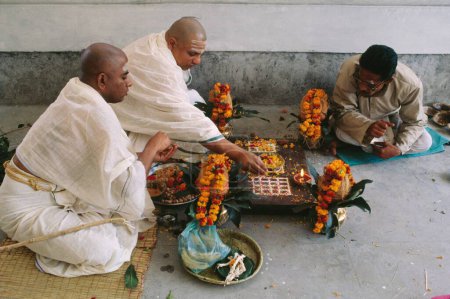 Téléchargez les photos : Hindu sanyasi dans la rue, en Inde - en image libre de droit